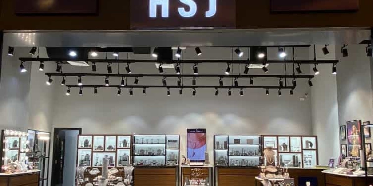 The Everyday Appeal of Minimal Silver Jewelry