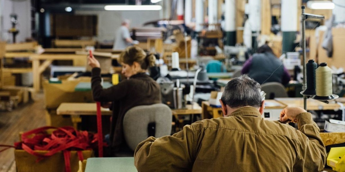 Why Choose Small Batch Sweater Manufacturing for Fashion Brands?