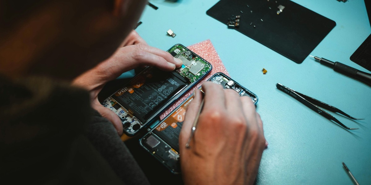 How Professional Phone Repair Services Help Extend the Life of Your Device