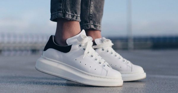 Alexander McQueen Sneakers: The Perfect Blend of Boldness and Sophistication – Query Karo