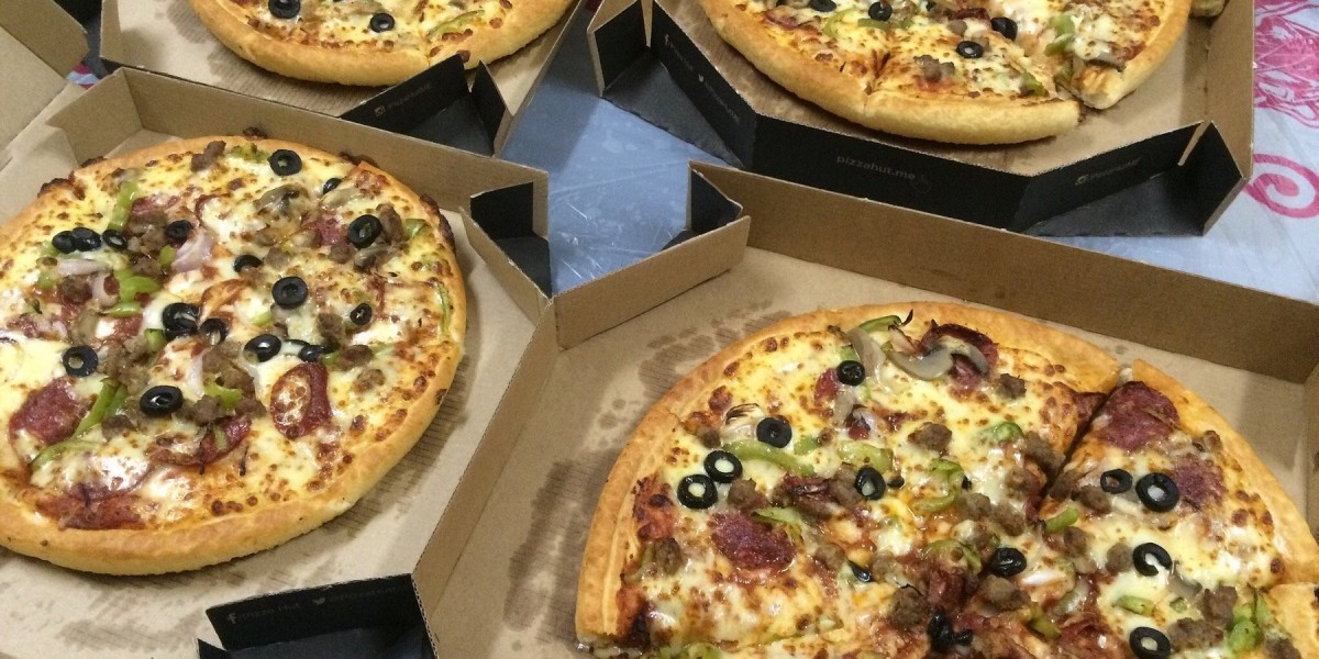 Pizza Hut Qatar’s Super Supreme vs Deluxe Pizza: What’s the Difference and Which Tastes Better?