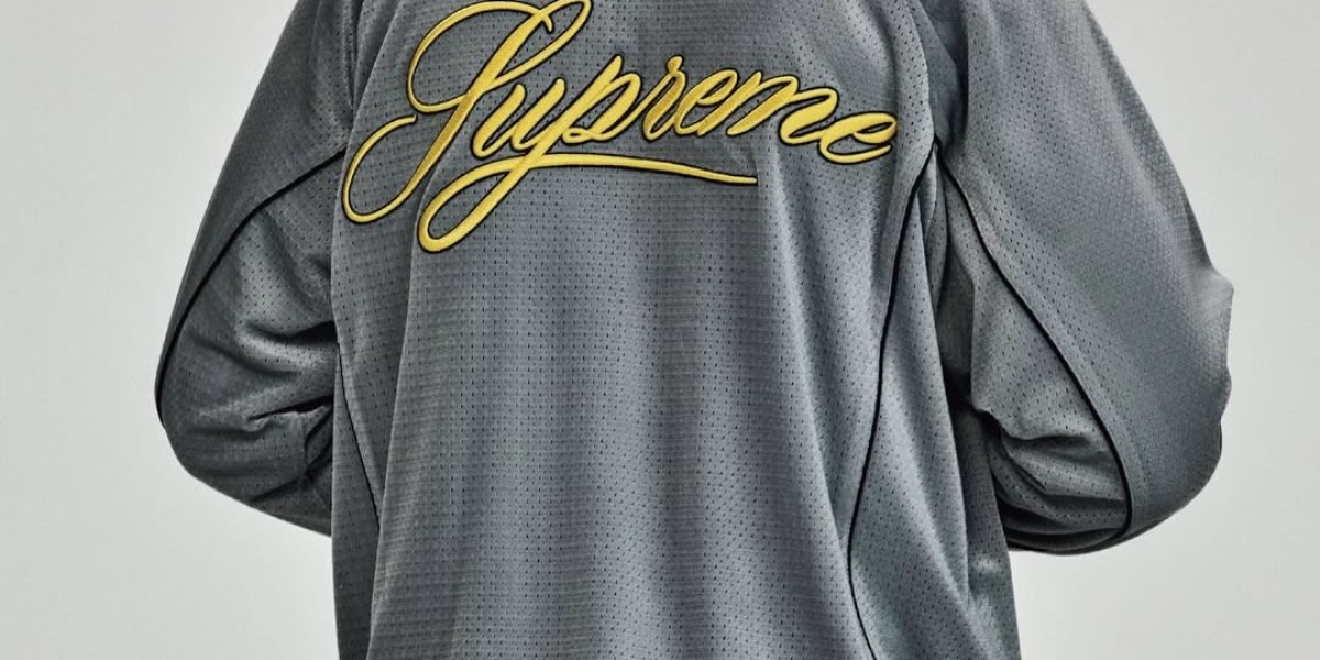 Official Supreme Hoodie – Must-Have Fashion Statement