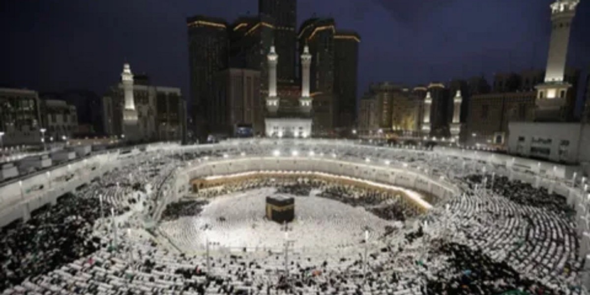 Experience a Peaceful Pilgrimage with a December Umrah Package from the UK