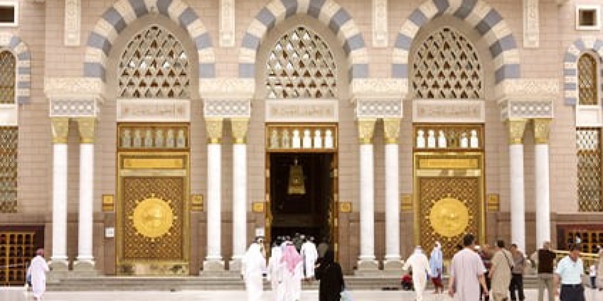 Direct vs Stopover Flights for Umrah from the UK